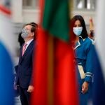 El alcalde de Madrid, José Luis Martínez-Almeida, y la vicealcaldesa, Begoña Villacís (d), durante el acto conmemorativo del Día de la Fiesta Nacional