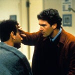 Tom Hanks y Antonio Banderas en la película "Philadelphia", donde se denunciaba, al igual que en el libro de Rebekka Macai, el estigma y la vulnerabilidad a la que estaba sometido el colectivo LGTBI durante las épocas más duras del sida