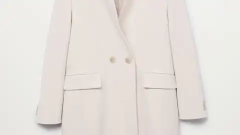 Abrigo estilo americana en color crudo, de Mango