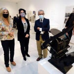 La consejera de Cultura, Patricia del Pozo; la directora del Centro Andaluz de las Letras, Eva Díaz; y el presidente de la Fundación Unicaja, Braulio Medel, hoy en la muestra