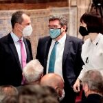 La ministra de Ciencia e Innovación, Diana Morant, junto a su predecesor, Pedro Duque (i), y al ministro de Inclusión, Seguridad Social y Migraciones, Jose Luis Escrivá, en el palau de la Generalitat que celebra este sábado el 9 d'Octubre con la entrega de su Alta Distinción a los equipos de vacunación contra la covid-19