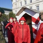 Activistas a favor de la Unión Europea se manifiestan en contra de la deriva autoritaria de su Gobierno
