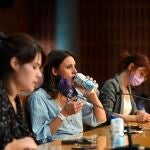 La ministra de Igualdad Irene Montero (c) y la ex portavoz de Podemos en la Asamblea de Madrid y nueva asesora de Montero, Isa Serra, en primer plano