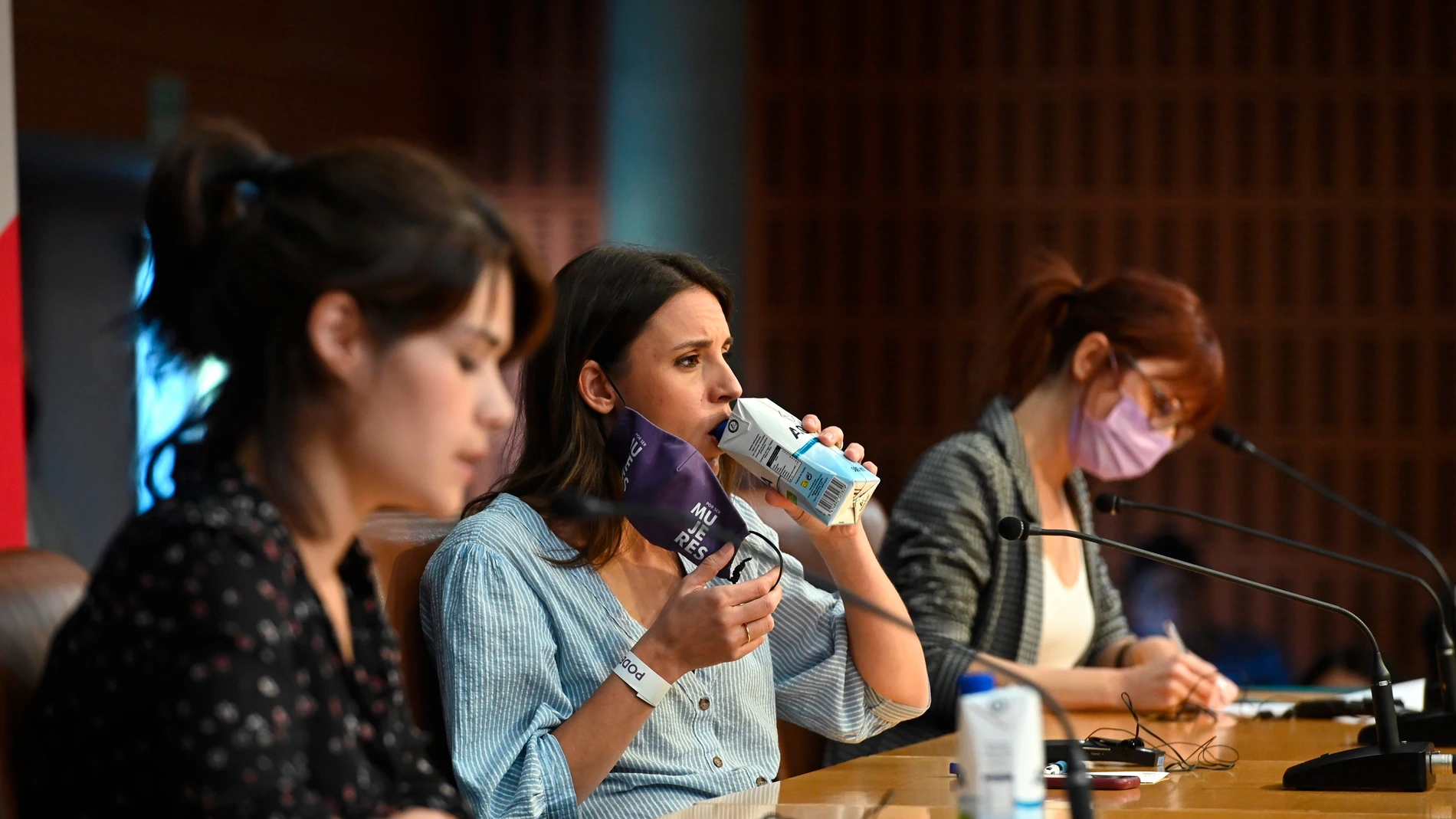 La ministra de Igualdad Irene Montero (c) y la ex portavoz de Podemos en la Asamblea de Madrid y nueva asesora de Montero, Isa Serra, en primer plano
