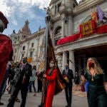 La teniente de alcalde del Ayuntamiento de Valencia, Pilar Bernabé (centro), transporta la Reial Senyera durante la Procesión Cívica con motivo del Día de la Comunidad Valenciana