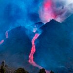 El volcán no da tregua y la pasada noche se produjo la caida parcial de su cono, emitiendo grandes cantidades de lava. La nueva colada de lava está generando una tremenda destrucción a su paso y dificultando el movimiento de los científicos en la zona, ha advertido este sábado el Instituto Volcanológico de Canarias (Involcan).