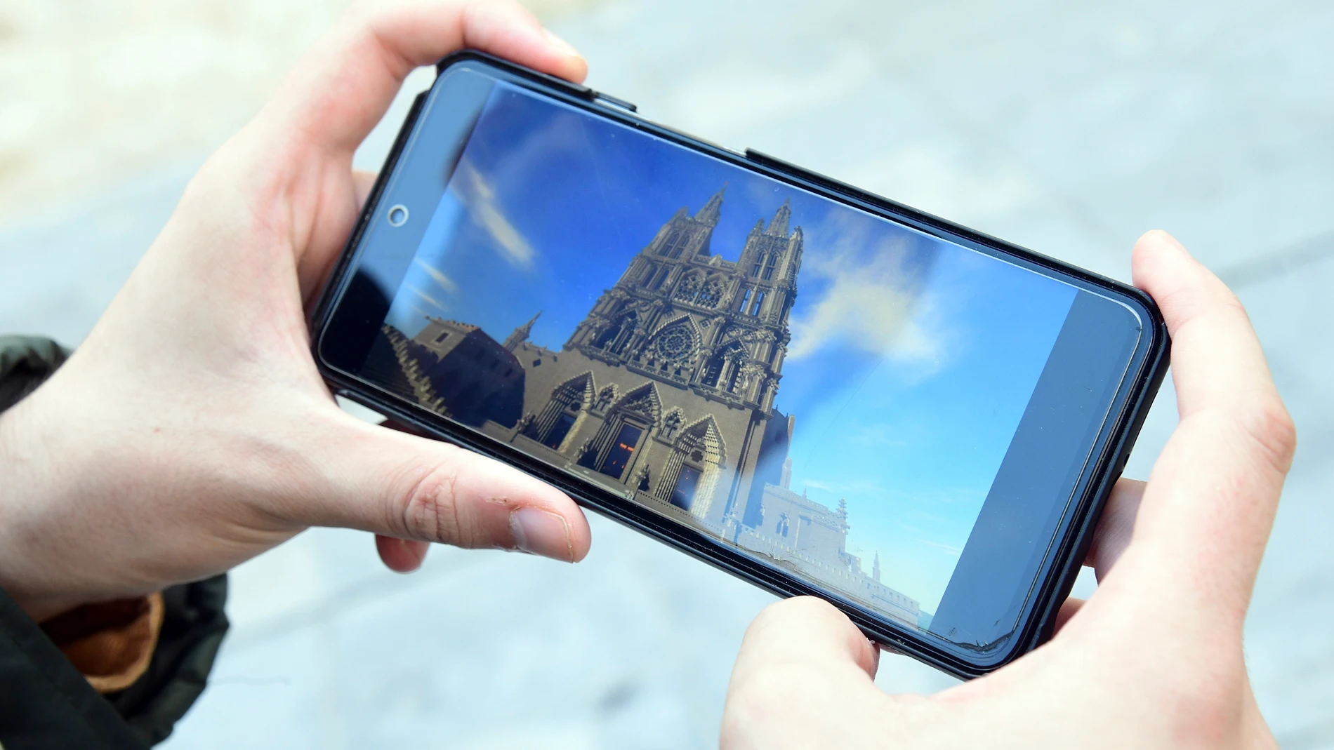 Gabriel García, que a partir del videojuego Minecraft ha hecho una réplica de la Catedral de Burgos
