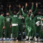 El banquillo de los Celtics, con Juancho Hernangómez, celebra una canasta lograda ante los Raptors