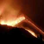 El volcán continúa expulsando lava a gran velocidad tras la rotura del cono