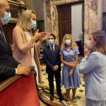 María José Catalá conversa con sus concejales en un pleno municipal