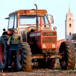 VALLADOLID, 11/10/2021.- Efectivos de la Guardia Civil inspeccionan el tractor del que esta tarde ha caído una niña de 11 años, siendo atropellada y falleciendo en el momento, en la localidad vallisoletana de Tordesillas. EFE/NACHO GALLEGO
