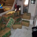 La droga se aprehendió justo en el momento en el que los traficantes la trasladaban de un pesquero a un camión frigorífico en el puerto de la localidad de San Pedro del Pinatar