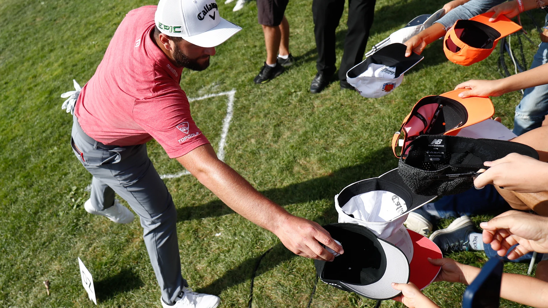 Jon Rahm regala una pelota a uno de los fans que acudieron al Acciona Open de España en Madrid