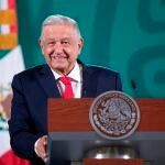 MEX3635. CIUDAD DE MÉXICO (MÉXICO), 11/10/2021.- Fotografía cedida por la presidencia de México que muestra al presidente Andrés Manuel López Obrador durante una rueda de prensa hoy, en el Palacio Nacional de la Ciudad de México. López Obrador consideró este lunes "inmoral" que el exdirector de Pemex Emilio Lozoya, procesado por la trama Odebrecht, fuera captado comiendo en un restaurante de lujo en la capital mexicana. EFE/ Presidencia De México SÓLO USO EDITORIAL/SÓLO DISPONIBLE PARA ILUSTRAR LA NOTICIA QUE ACOMPAÑA (CRÉDITO OBLIGATORIO)