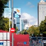 Operarios bajo la vigilancia de la Policía Nacional ultiman los preparativos de la tribuna que presidirá el desfile militar que se celebrará mañana, 12 de octubre, en Madrid con motivo del Día de la Fiesta Nacional
