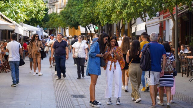 Gran cantidad de turistas por el entorno de la Catedral de Sevilla este octubre. Eduardo Briones / Europa Press