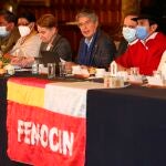 QUI01. QUITO (ECUADOR) 11/10/2021.- El presidente de Ecuador Guillermo Lasso (c), se reúne con representantes de la Fenocin, Confederación Ecuatoriana de Nacionalidades y Organizaciones Campesinas, Indígenas y Negras, hoy en el Palacio de Gobierno en Quito (Ecuador). La Confederación Ecuatoriana de Nacionalidades y Organizaciones Campesinas, Indígenas y Negras (Fenocin), tras una primera jornada de diálogo con el Gobierno, demandó este lunes que se revise un decreto ejecutivo por el que se elevan cada mes los precios de los combustibles. EFE/ José Jácome