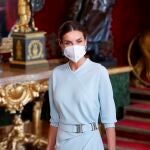La reina Letizia a su llegada a la recepción ofrecida por los reyes en el Palacio Rea. EFE/ Mariscal