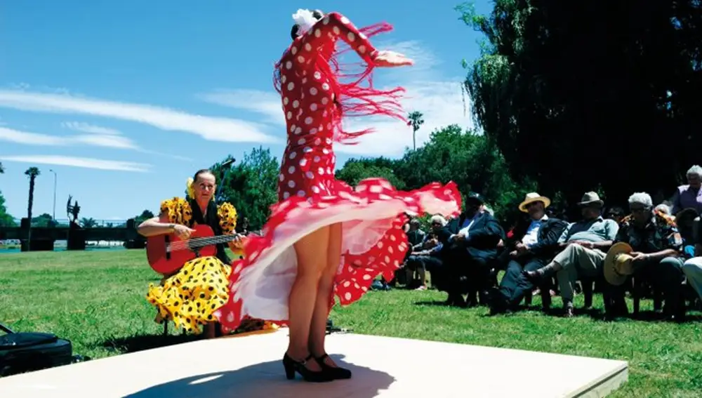 Paniura bailando sevillanas