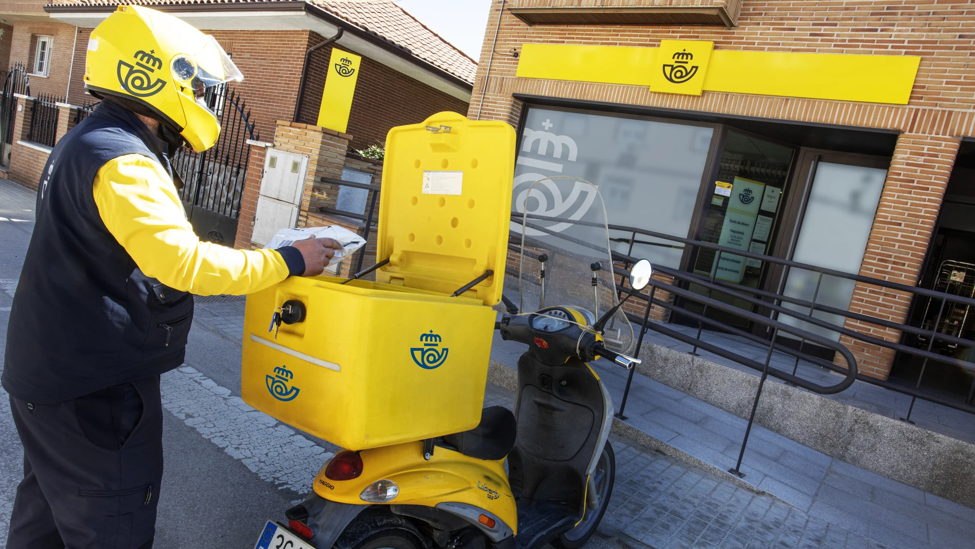 Un empleado de Correos