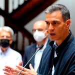 El presidente del Gobierno, Pedro Sánchez, compareció ante los medios de comunicación este miércoles con motivo de su visita a la isla de La Palma.