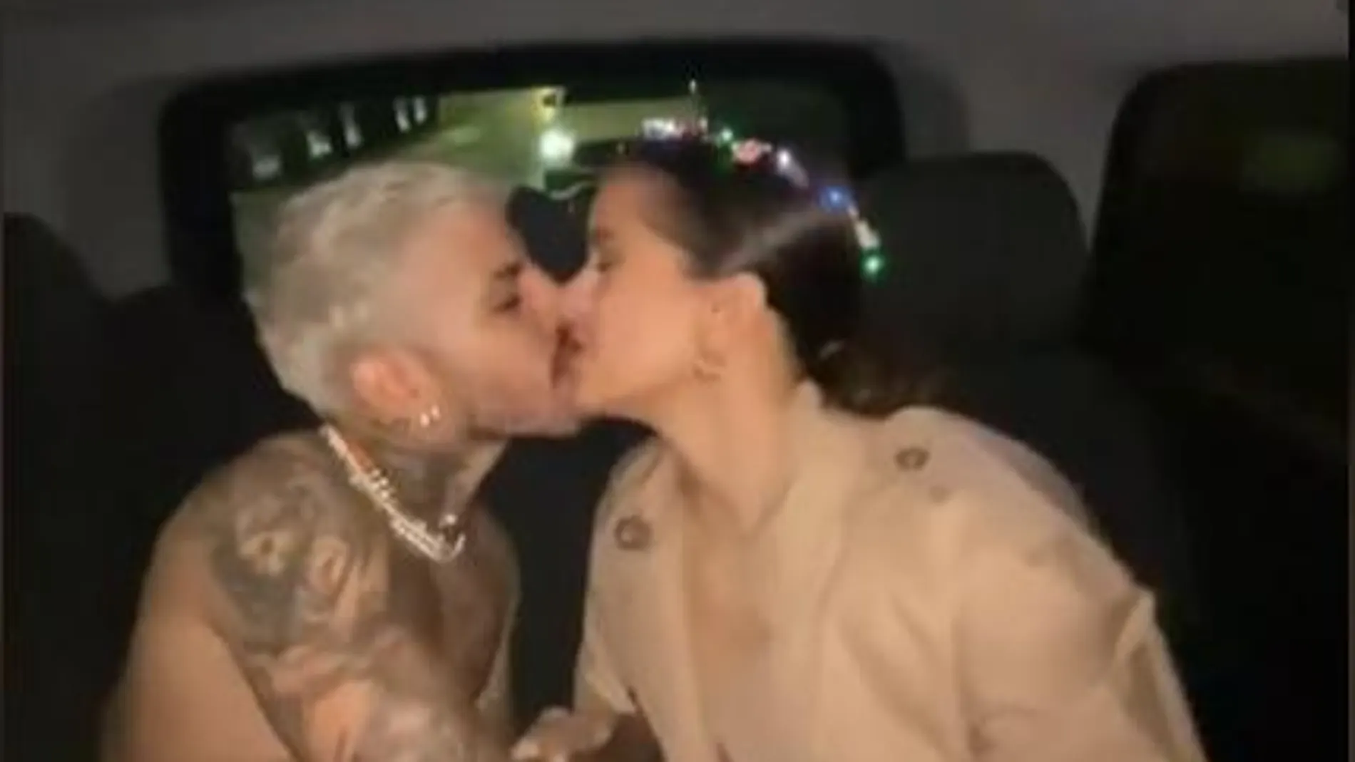 ¡Rosalía y Rauw Alejandro se comen a besos!