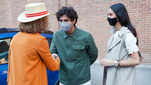 Victoria Federica en La Ventas junto a su madre la Infanta Elena y su amigo el influencer Tomás Páramo.