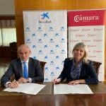 El presidente de la Cámara de Valladolid, Víctor Caramanzana, y Belén Martín, directora territorial de CaixaBank en Castilla y León, suscriben el convenio