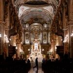 Imagen de archivo en la que un grupo de personas celebran la eucaristía en una iglesia