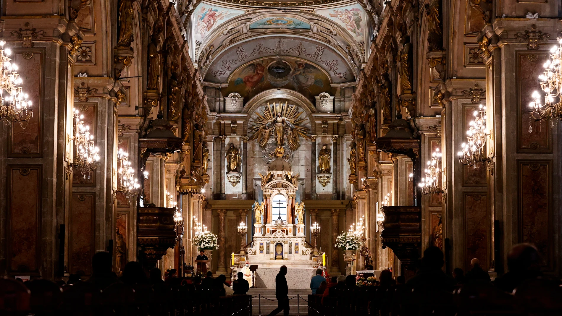 Imagen de archivo en la que un grupo de personas celebran la eucaristía en una iglesia