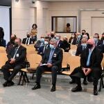 El comisario jubilado José Manuel Villarejo (dcha.) y el resto de acusados en el primer juicio del "caso Tándem"