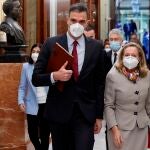 El presidente del Gobierno, Pedro Sánchez, y la Vicepresidenta primera y ministra de Asuntos Económicos y Transformación Digital, Nadia Calviño, a su llegada a la sesión de control al Gobierno celebrada el miércoles 13 de octubre en el Congreso de los Diputados