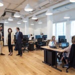La responsable global de Estrategia y Operaciones de ingeniería en Glovo, Elisa Caballero; el director general en España y Portugal, Diego Nouet; y la presidenta de la Comunidad de Madrid, Isabel Díaz Ayuso, conversan en la inauguración del Tech Hub de Glovo.