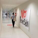 Un cártel contra la reversión del hospital de Torrevieja en el interior del centro