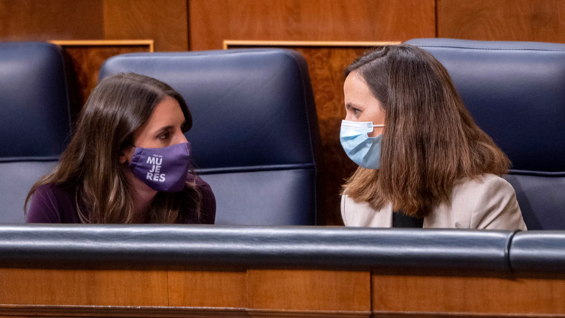 La ministra de Igualdad, Irene Montero (i), y la ministra de Derechos Sociales y Agenda 2030, Ione Belarra