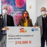 Presentación de las nuevas líneas de investigación del laboratorio dirigido por el doctor Atanasio Pandiella, investigación principal del CIC. En la imagen junto al vicerrector de Investigación de la USAL; José Miguel Mateos (D) y la directora de la Fundación Cris, Marta Cardona