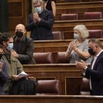 El ex secretario de Organización y diputado de Unidas Podemos Alberto Rodríguez (2i), es aplaudido por el diputado nacional de Unidas Podemos por la provincia de Cádiz, Juan Antonio Delgado