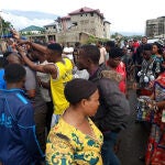 Escena del linchamiento de un agente de policía en Camerún