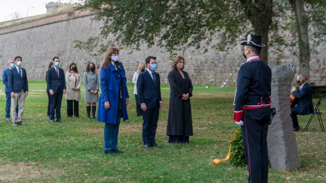 La presidenta del Parlament, Laura Borràs; el presidente de la Generalitat, Pere Aragonès; y la alcaldesa de Barcelona, Ada Colau, participan en la tradicional ofrenda floral en conmemoración del 81 aniversario del fusilamiento del presidente Lluís Companys, en el foso de la Pedrera del Cementerio de Montjuic