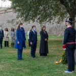 La presidenta del Parlament, Laura Borràs; el presidente de la Generalitat, Pere Aragonès; y la alcaldesa de Barcelona, Ada Colau, participan en la tradicional ofrenda floral en conmemoración del 81 aniversario del fusilamiento del presidente Lluís Companys, en el foso de la Pedrera del Cementerio de Montjuic
