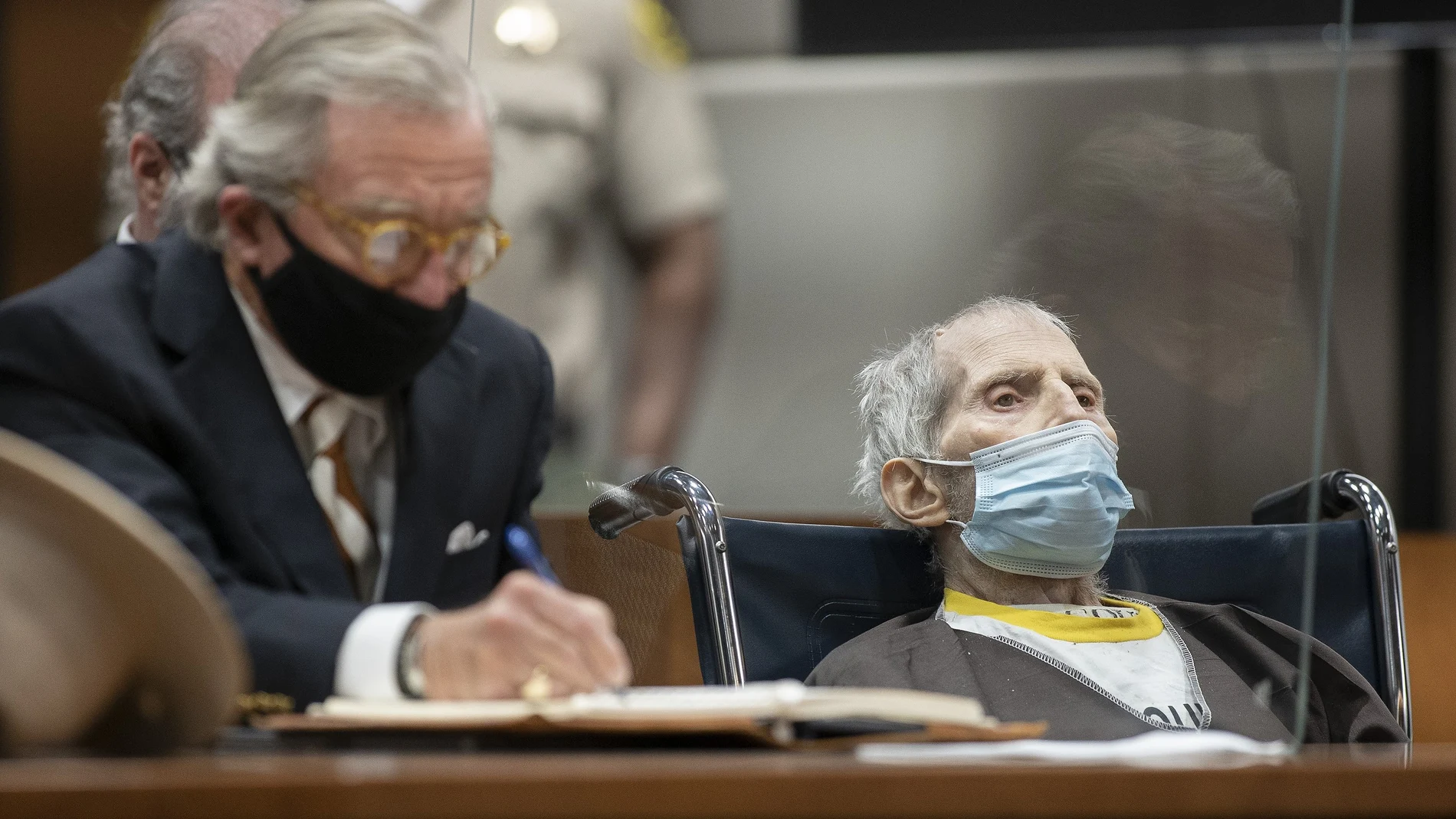 Robert Durst, sentado delante del juez