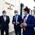 El presidente de la Junta de Castilla y León, Alfonso Fernández Mañuueco, asiste a la toma de posesión de la nueva Junta Directiva del Colegio Oficial de Médicos de Salamanca. En la imagen conversa con el nuevo presidente, Santiago Santacruz