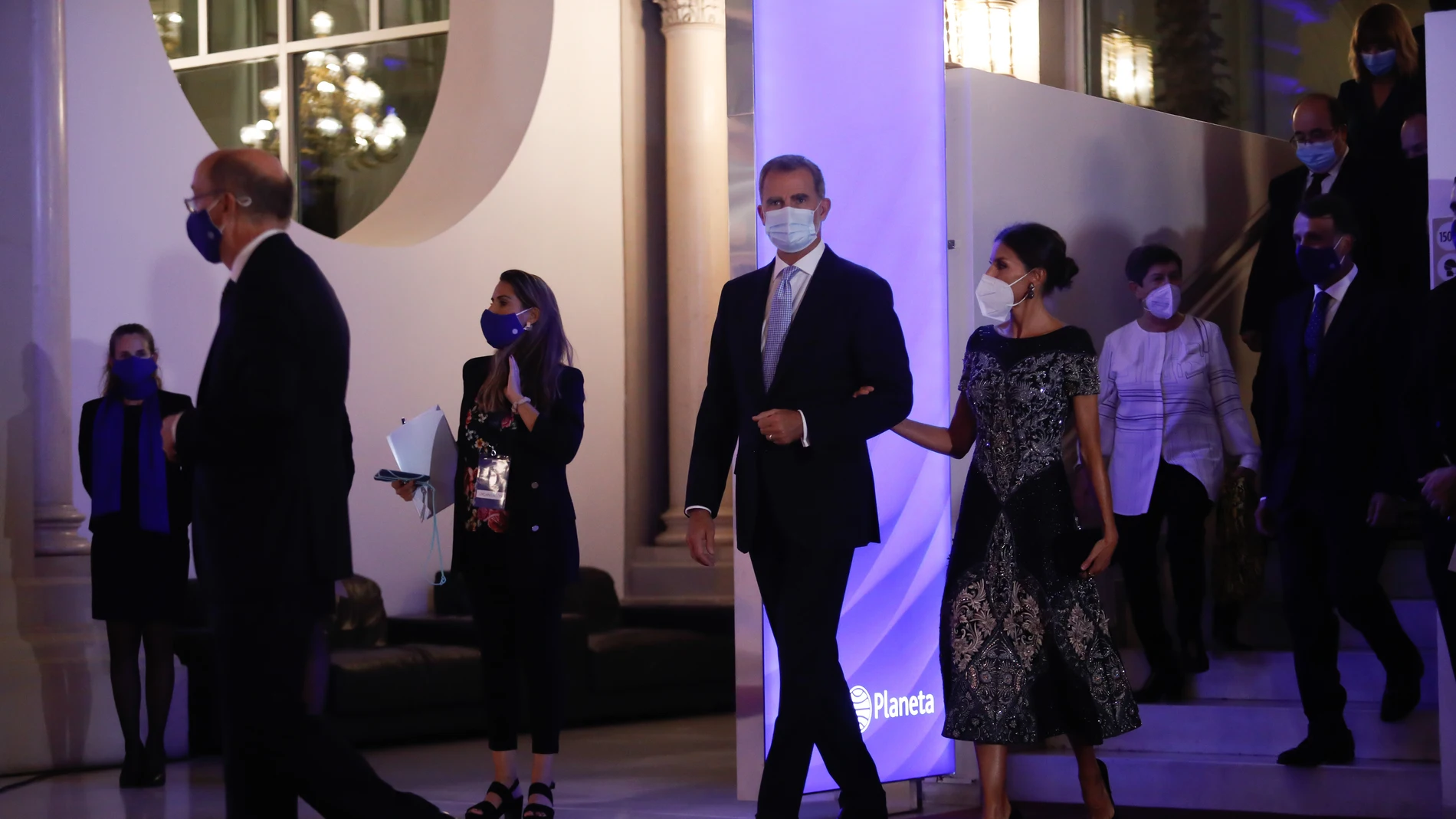 El Rey Felipe VI y la Reina Letizia durante el photocall de la 70ª edición del Premio Planeta de Novela