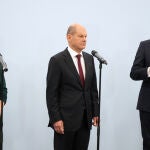 15 October 2021, Berlin: (L-R) Annalena Baerbock, federal leader of Alliance 90/The Greens (Bündnis 90/Die Grünen), Olaf Scholz, Social Democratic Party of Germany (SPD) candidate for Chancellor and Federal Minister of Finance, and Christian Lindner, parliamentary group leader and party leader of the Free Democratic Party (FDP), make a statement after exploratory talks between the SPD, FDP and Alliance 90/The Greens on the formation of a new federal government after the Bundestag elections. Photo: Kay Nietfeld/dpa15/10/2021 ONLY FOR USE IN SPAIN