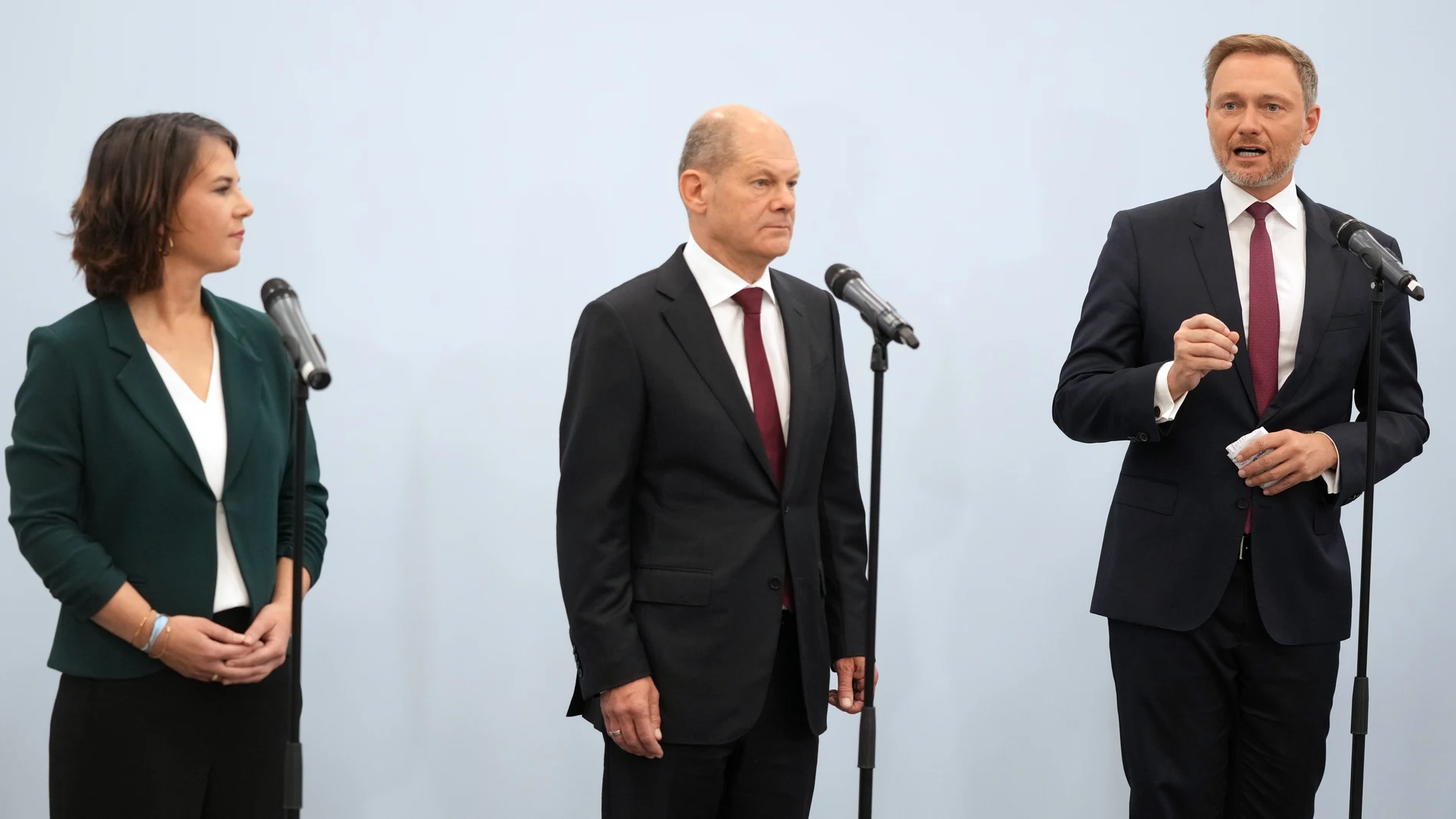 15 October 2021, Berlin: (L-R) Annalena Baerbock, federal leader of Alliance 90/The Greens (Bündnis 90/Die Grünen), Olaf Scholz, Social Democratic Party of Germany (SPD) candidate for Chancellor and Federal Minister of Finance, and Christian Lindner, parliamentary group leader and party leader of the Free Democratic Party (FDP), make a statement after exploratory talks between the SPD, FDP and Alliance 90/The Greens on the formation of a new federal government after the Bundestag elections. Photo: Kay Nietfeld/dpa15/10/2021 ONLY FOR USE IN SPAIN