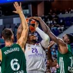 Yabusele intenta anotar ante White y Papagiannis