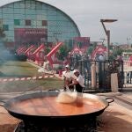 Varios cocineros preparan una paella gigante para los participantes en la segunda jornada del 40º Congreso Federal del PSOE