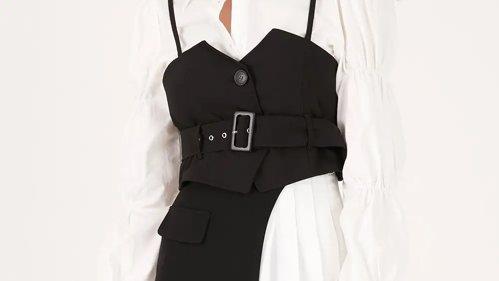 Bustier en tono negro con cinturón.