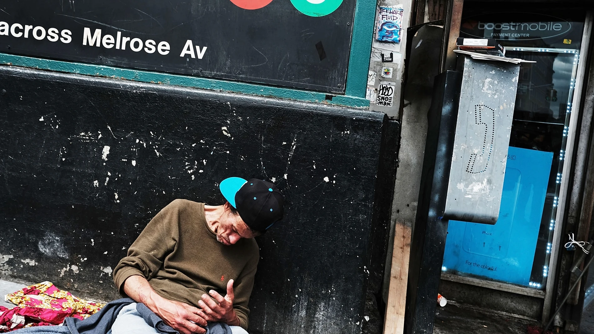 La droga y la violencia ha sacudido la ciudad, los yonkis y drogadictos son los reyes del distrito y hasta la Policía se ha rendido