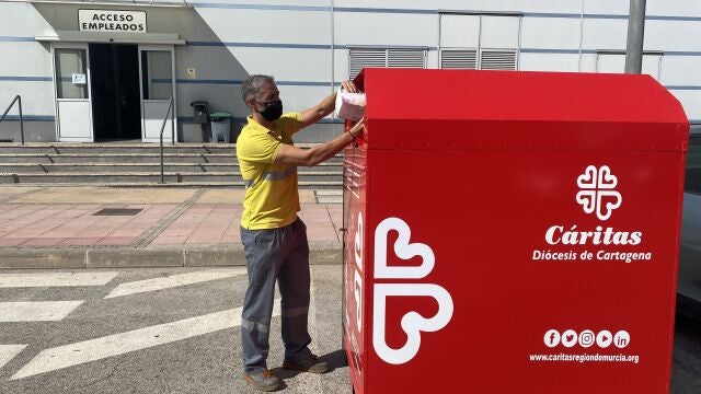 Contenedor para ropa cedido por Cáritas